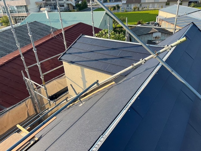 屋根カバー工法でスーパーガルテクト施工